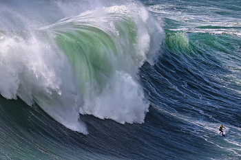 Wellenmonster / Big Wave Surfer in Nazare