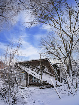 House by the River / ***