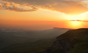 Sunset in the mountains / ***