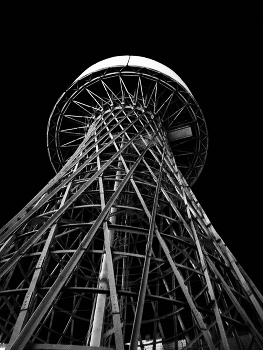 Shukhov Tower / 28 mm
f3. 5
1/8
iso 1600