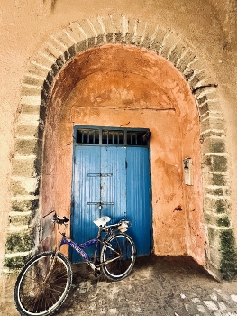 Entrance to a traditional Moroccan house / Entrance to a traditional house in Marrakesh