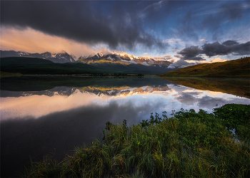 Dawn on the lake. / ***