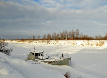 Low Season / ***