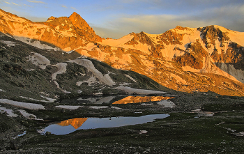 Sunset in the mountains / ***