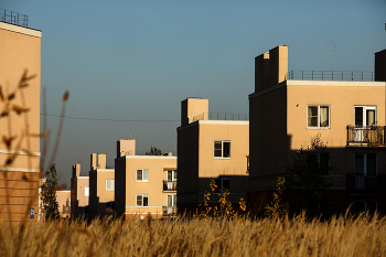 Outskirts / ***