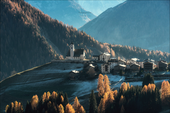 Between the mountains / ***
