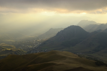 Sunset in the mountains / ***
