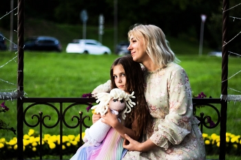 Mothers and Daughters / ***