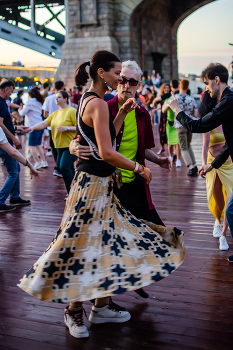 dance / ***