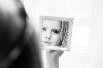 In the mirror / ***