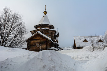 In the snowdrifts / ***