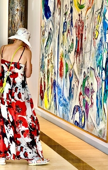 Museum delight / Lady in a museum in summer