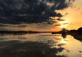 River sunset / ***