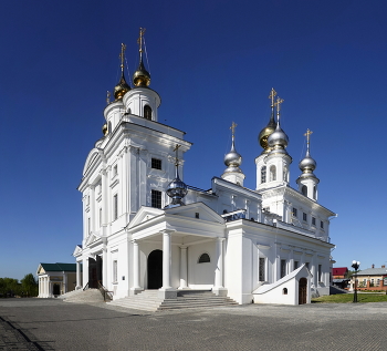 Resurrection Cathedral / ***