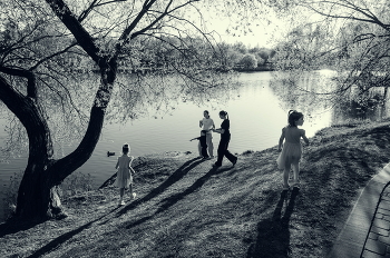 On the shore of the pond / ***