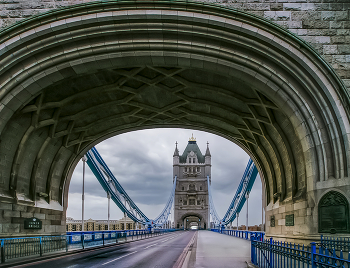 Tower Bridge / ***