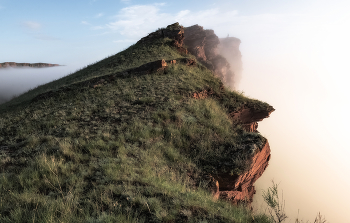 At the edge of the fog / ***