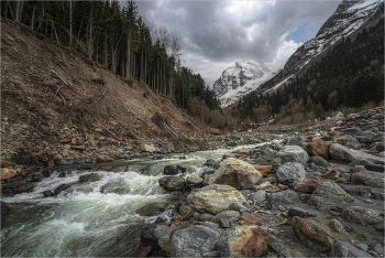 Mountain River / ***