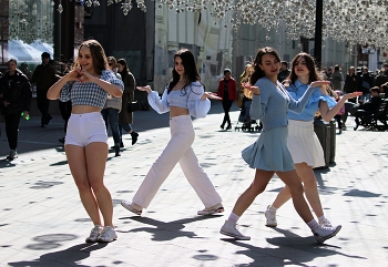 Dancing / ***