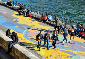The Promenade / ***