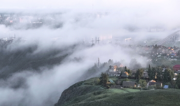 City in the fog / ***