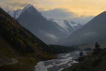Sunset in the mountains / ***