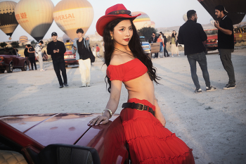 The girl in red / ***