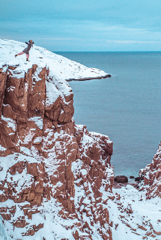 On the Edge of the Earth / ***
