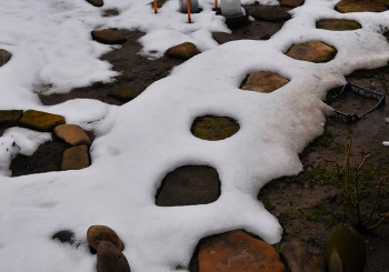 Footprints in the snow. / ***