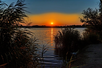 Sunset on the lake. / ***