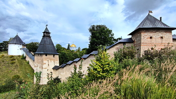 The walls of the monastery / ***