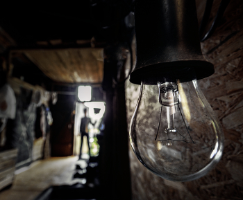 Lightbulb Illich / ***
