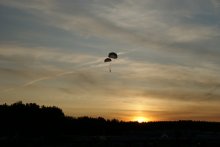 Paratrooper in the sky / ***