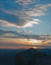 Sunset over Columbia river / ***