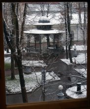 First Snow at the Hermitage Garden / ***