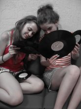 Girls &amp; plate / ***