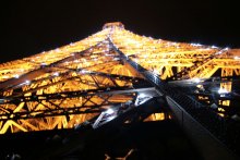 Eiffel Tower / ***