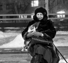 The lady with the cat / _____
