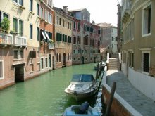 Venetian canal / ------