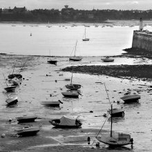 Low tide in Brittany / ***