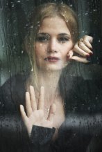 girl and the rain / Photographer: Sergey Kondratev 
Model: Margarita
© 2009

www.fotoinstinct.ru