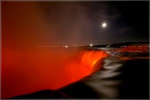 Niagara Falls in a red glow / ***