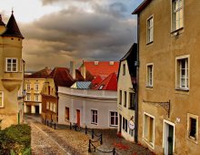 On the street the red roofs / ***