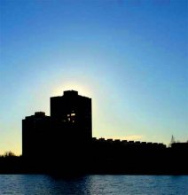 The sun behind the house / ***