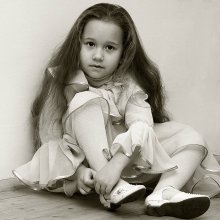 Portrait of young girl / ***