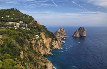 Rocky shore of the island of Capri. / *****