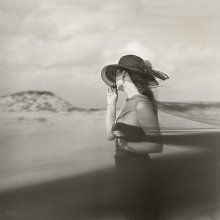 She and dunes / ***