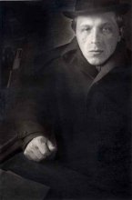 Portrait of an unknown in the hat. / ***