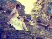 A new life against the backdrop of the ruins / ***