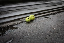 Apples on the asphalt / ***